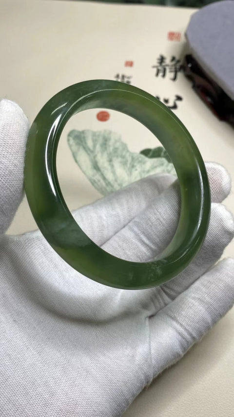 Gelang Hijau Penuh Giok Cui Fine Jade Ukuran 61-63mm Ukuran 62.5mm Lebar Sisi 13.5mm Giok ini terbentuk secara alami dan polanya acak Sudah termasuk ongkos kirim dan pajak.