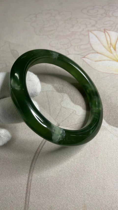 Gelang Bahan Giok Cui Alami 180 Ukuran 64-66mm Ukuran 65.3mm Lebar Samping 11.3mm Giok ini semuanya terbentuk secara alami Pola acak Sudah termasuk pajak pengiriman.