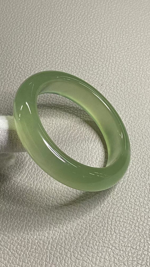 Gelang Hijau Es Giok Cui Giok Alami Ukuran 54-56mm Ukuran 55.2mm Lebar Sisi 14.2mm Giok terjadi secara alami Pola acak Pengiriman dan pajak sudah termasuk.