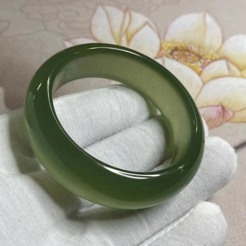 Butik Giok Cui Giok Alami Gelang Mulut Kecil Ukuran 49-51mm Ukuran 50mm Lebar Samping 16.6mm Giok masih terbentuk secara alami Pola acak Pengiriman dan pajak sudah termasuk.