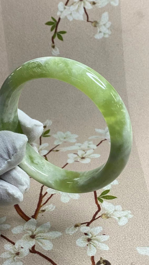 Gelang Gelang Cui Giok Hijau Milkcap Alami Ukuran 62-64mm Ukuran 63.2mm Lebar 14.5mm Giok itu halus dan hangat Gayanya indah sudah termasuk pajak pengiriman.