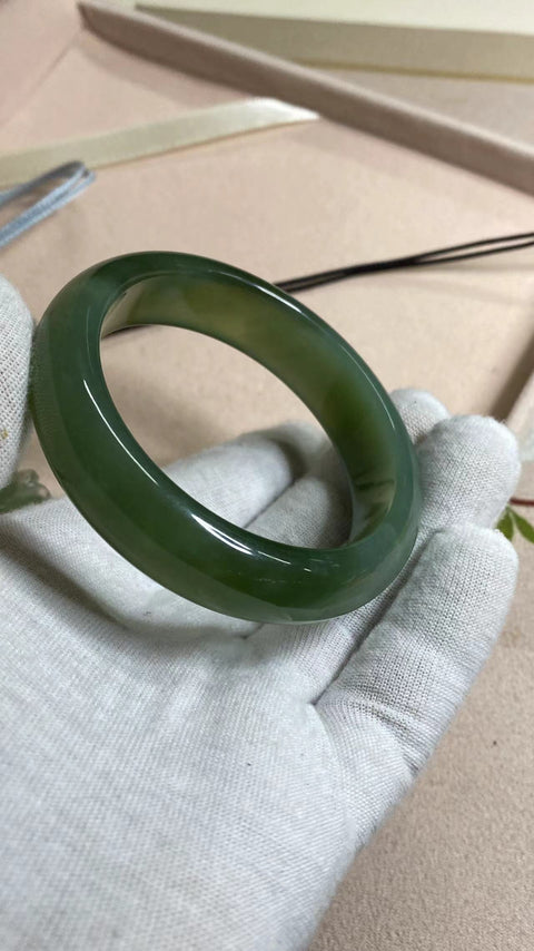 Gelang Giok Cui Halus Ukuran 55-57mm Ukuran 56.5mm Lebar 15.1mm Giok terjadi secara alami Pola acak Termasuk pajak pengiriman.