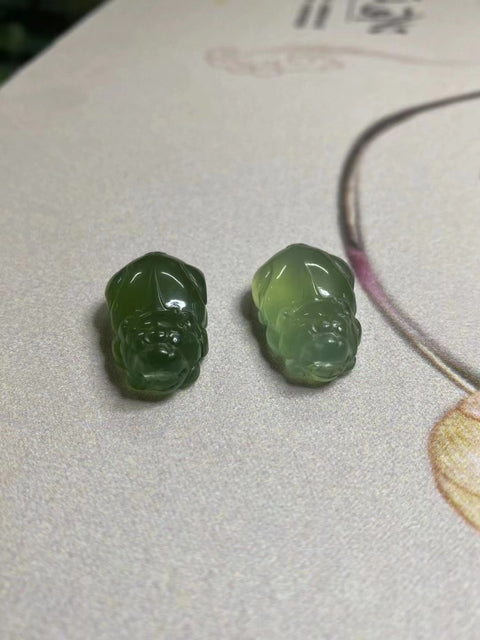 Liontin giok alami, giok yang bersih dan halus, ukuran 26 * 15mm, termasuk ongkos kirim dan pajak.