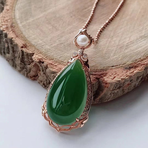Kalung Air Mata Jasper Alami Buah Giok Hijau adalah emas 18k yang bersih, halus dan hangat Ukuran 18 * 25mm Sertifikat Inspeksi Negara Bagian Gratis + Rantai Perak Berwarna-warni Sudah termasuk pajak pengiriman.
