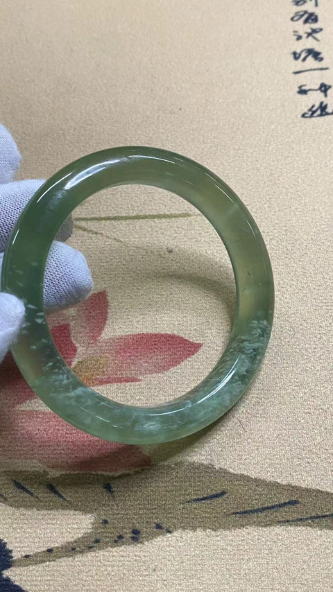 Giok Es Hijau Halus dengan Gelang T-shirt Hijau dan Gelang Topi Susu, ukuran 58,6 mm, lebar 11,5 mm, semua giok terbentuk secara alami, polanya acak, sudah termasuk ongkos kirim dan pajak.