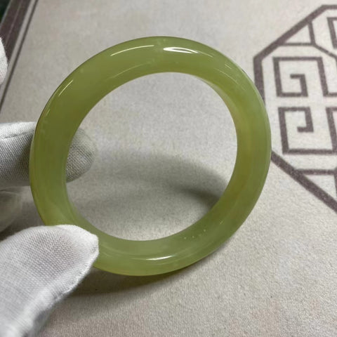Gelang Kuning Minyak Ayam Giok Cui Giok Alami Ukuran 57-59mm Ukuran 58.8mm Lebar Sisi 12.5mm Batu giok terbentuk secara alami dan polanya acak Sudah termasuk pajak pengiriman.