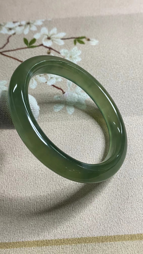 Gelang Giok Cui Alami Ukuran 59-61mm Ukuran 60mm Lebar Sisi 10.5mm Batu giok terbentuk secara alami dan polanya acak Termasuk ongkos kirim dan pajak.