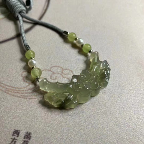 Liontin Giok Cui Alami, simbol kekayaan dan keberuntungan, serta kedamaian melalui bambu. Ukuran 46 * 16mm & nbsp; Giok bersih, halus dan hangat, serta ditata dengan indah, dan diukir dengan tangan.