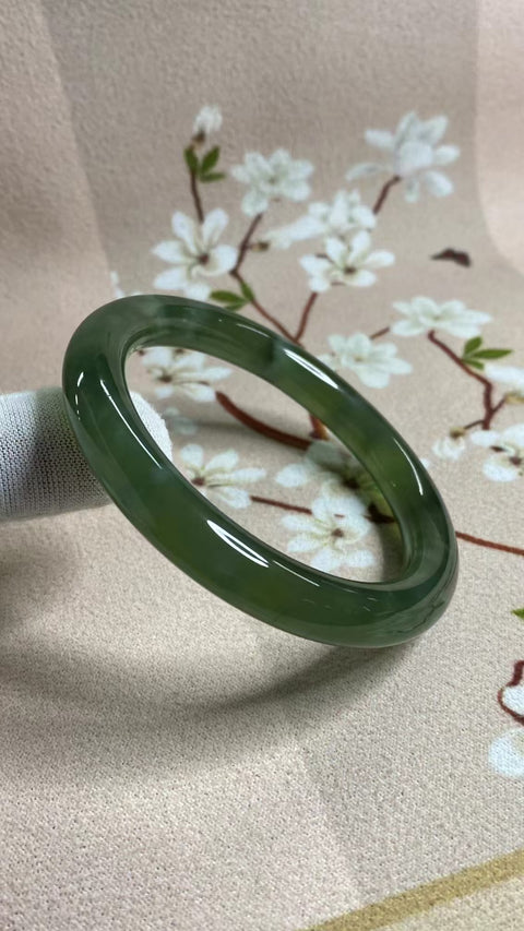 Gelang Bahan Giok Cui Alami 180 Ukuran 58-60mm Ukuran 59.5mm Lebar Sisi 10mm Batu giok terbentuk secara alami dan polanya acak Sudah termasuk ongkos kirim dan pajak.