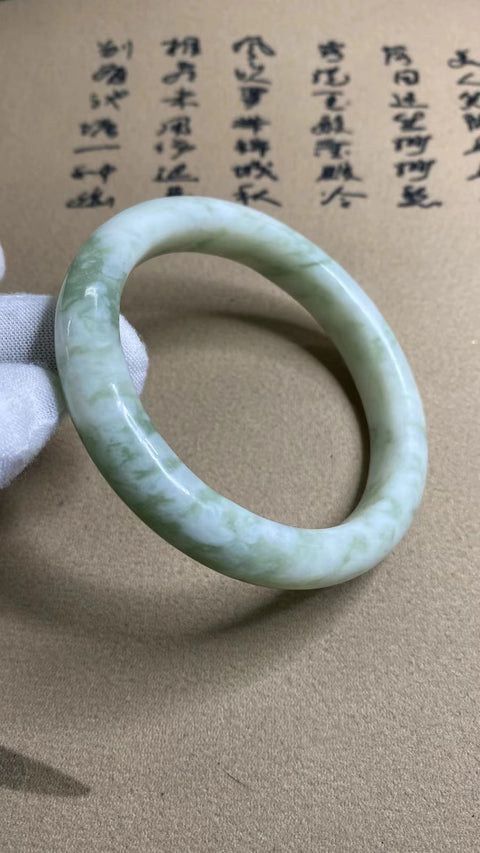 Gelang Giok Cui Giok Tua Alami Ukuran 61-63mm Lebar Sisi 12.4mm Ukuran 62.5mm Giok ini terbentuk secara alami Pola-polanya acak Termasuk ongkos kirim dan pajak.