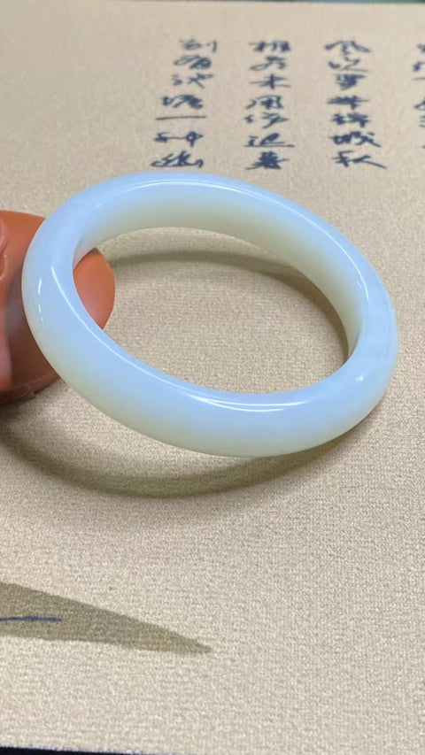 Gelang Cahaya Bulan Putih Giok Cui Giok Alami Ukuran 57-59mm Ukuran 58.3mm Lebar Sisi 12.6mm Giok semuanya terjadi secara alami Pola acak termasuk pajak pengiriman