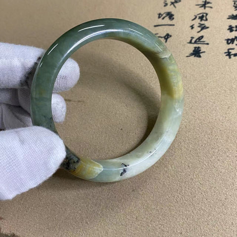 Gelang yang dibuat dengan indah dari batu giok Ciu alami, dengan kaliber yang sesuai dengan cincin berukuran 60-62, ukuran: 61.2 mm, 13.8 mm, batu giok yang terbentuk secara alami dengan pola acak. Pengiriman dan pajak sudah termasuk!