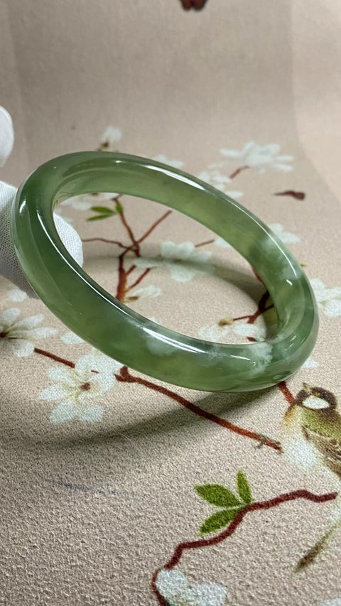 Gelang Bahan Giok Cui Alami 180 Ukuran Gelang 59-61mm Ukuran 60.3mm Lebar Sisi 10.9mm Giok terbentuk secara alami Pola acak Pengiriman dan pajak sudah termasuk.