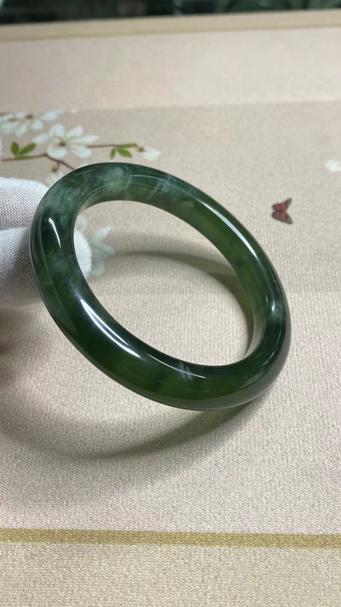 Gelang Bahan Tua Giok Cui Giok Hijau Penuh Ukuran 56-58mm Ukuran 57.6mm Lebar Sisi 10mm Giok ini semuanya muncul secara alami Pola-polanya acak Sudah termasuk pajak pengiriman.