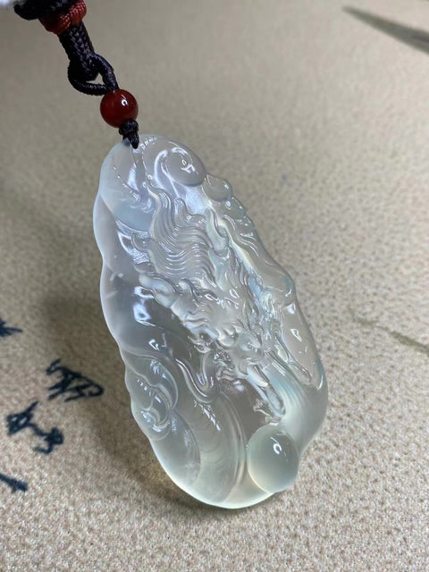 Liontin Naga Giok Cui Alami Ukuran 65 * 33.7mm Gaya Ukiran Tangan Seperti Manusia Termasuk pajak pengiriman