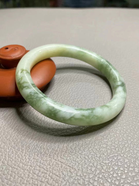 Gelang Giok Cui Giok Minyak Tua Giok ini bersih, halus dan hangat Ukuran 58mm Giok ini terbentuk secara alami dan polanya acak Sudah termasuk pajak pengiriman.
