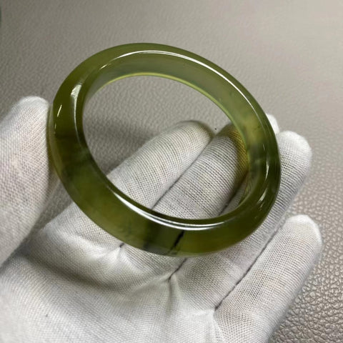 Gelang Lukisan Warna Musim Semi Giok Cui Giok Alami Ukuran 55-57mm Ukuran 56.7mm Lebar Samping 12.2mm Giok ini terbentuk secara alami dan polanya acak.