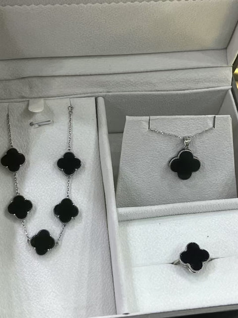 Gelang + Kalung + Cincin Set Semanggi Empat Daun Giok Cui Giok Hijau Tua yang bersih, halus, dan hangat. 925 Perak Sudah termasuk ongkos kirim dan pajak.