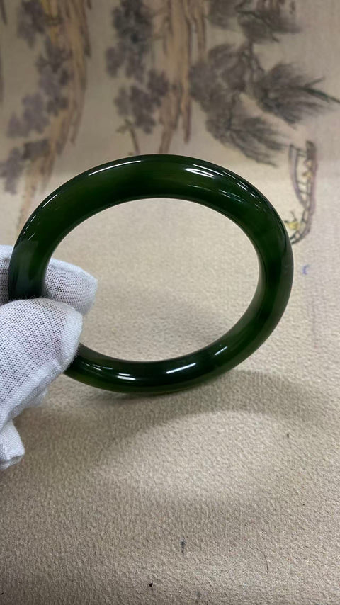 Gelang giok Xiuyan yang indah, berwarna hijau pekat dengan zamrud yang berkilauan, Diameter 57 mm, lebar tepi: 10,5 mm. Semua Batu Terbentuk Secara Alami. Gratis Ongkos Kirim Dan Pajak.