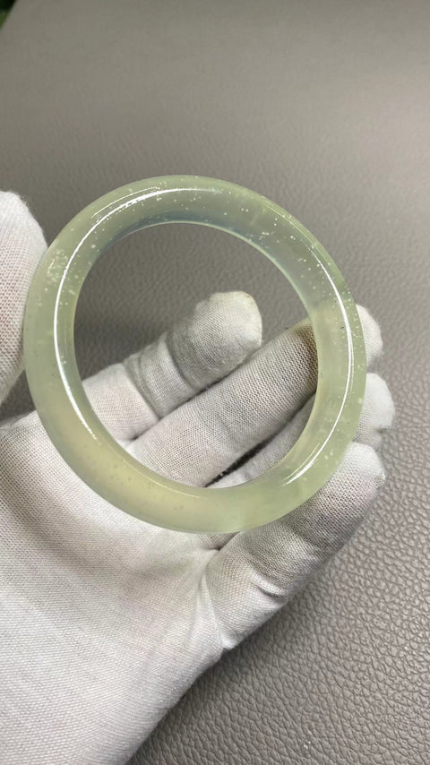 Gelang Badai Salju Bawah Es Giok Cui Fine Cui Jade Ukuran 59-61mm Berukuran 60.4mm dengan sisi lebar 12.1mm Giok terbentuk secara alami Pola acak Sudah termasuk pajak pengiriman.