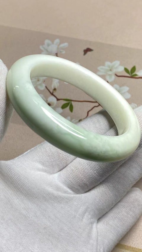 Gelang Giok Cui Alami Gelang Putih Porselen Biru Ukuran 59-61mm Ukuran 60.3mm Lebar Sisi 13.8mm Giok adalah semua yang terjadi secara alami Pola adalah acak Pajak Pengiriman sudah termasuk.