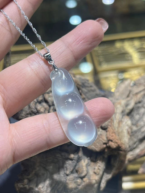 Liontin kacang empat musim dari bahan es giok Cui alami! Rantai perak dengan jepitan perak! Ukuran: 37mm x 13.6mm termasuk pajak pengiriman.