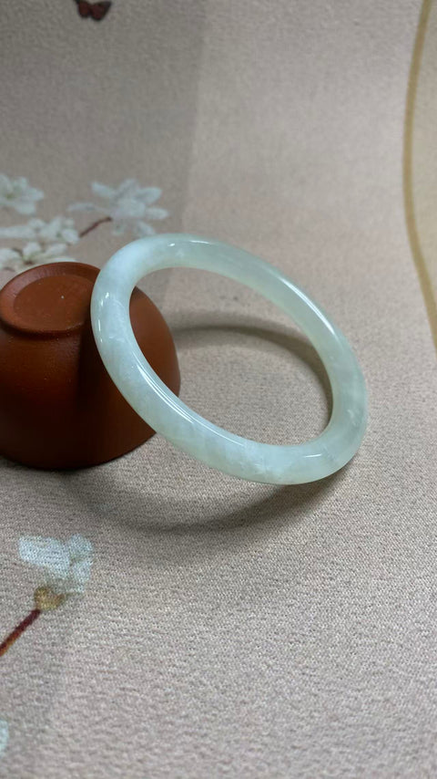 Gelang giok Xiuyan yang indah, diameter dalam: 51 mm, ketebalan pita: 8 mm. Semua batu terbentuk secara alami. Harga sudah termasuk ongkos kirim dan pajak.