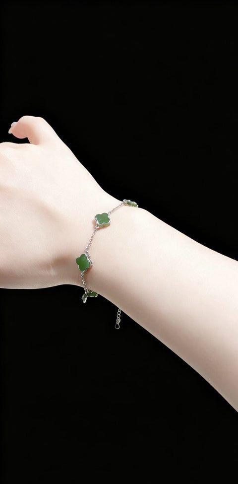 Gelang giok Hetian alami dan giok nefrit dengan bingkai perak dan desain daun semanggi empat helai! Ukuran: 9mm. Gratis ongkos kirim dan pajak.