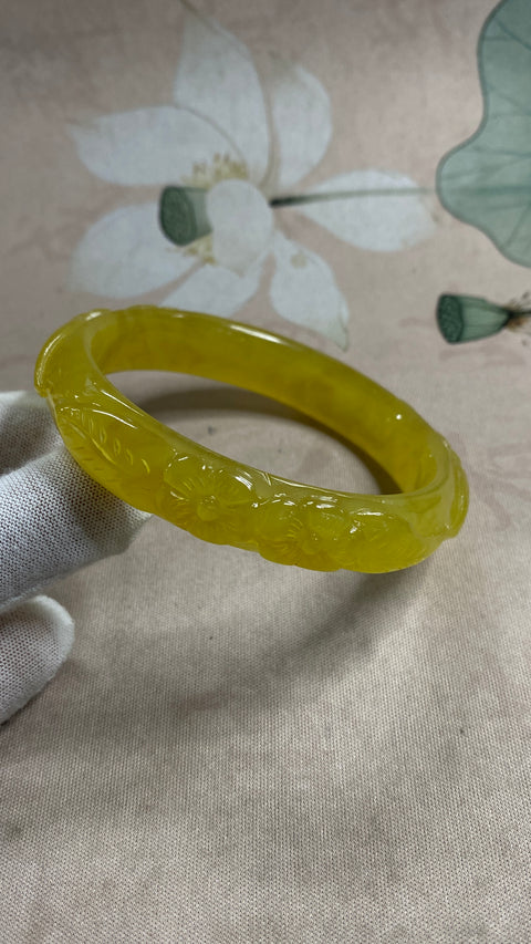Kedamaian dan Kemakmuran: Gelang Giok Xiuyan Indah dengan Desain Bunga Emas Penuh, Diameter Dalam: 61,5 mm, Lebar Tepi: 13,5 mm. Semua batu terbentuk secara alami. Biaya pengiriman dan pajak sudah termasuk.