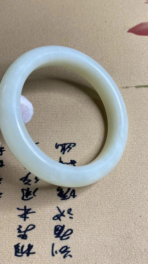 Gelang Cahaya Bulan Giok Hetian Giok Putih Bahan Pit Tua & nbsp; Bagian Bawah Halus dan Hangat Ukuran 60-62mm Ukuran 61mm Lebar Samping 14mm Sudah termasuk pajak pengiriman.