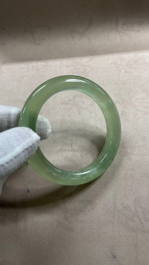 Gelang Giok Xiuyan Yang Indah Dengan Warna Hijau Es, Diameter 60 Mm Lebar Sisi 12.2 Mm. Semua Batu Terbentuk Secara Alami, Gratis Ongkos Kirim Dan Pajak.