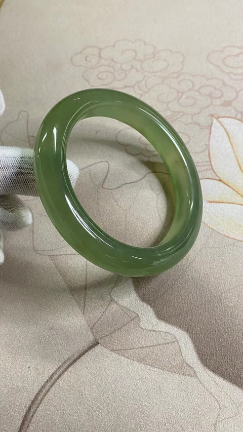 Gelang Hijau Penuh Giok Cui Giok Alami Ukuran 61-63mm Ukuran 62.5mm Lebar Sisi 12.6mm Giok ini semuanya muncul secara alami Pola acak Sudah termasuk pajak pengiriman.