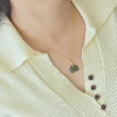 0004Q-2Y Kalung Gajah Giok Hetian Alami yang terbuat dari perak 925 Ukuran 14 * 17mm Giok halus dan hangat.