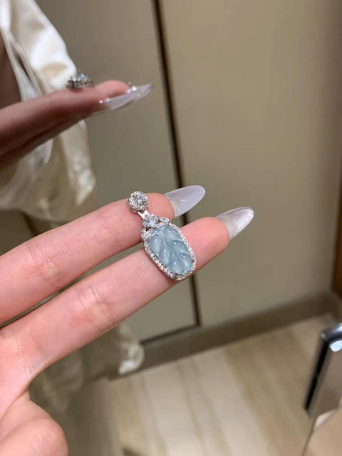 Kalung Giok Guatemala Alami Batu giok ini bersih, halus dan hangat.