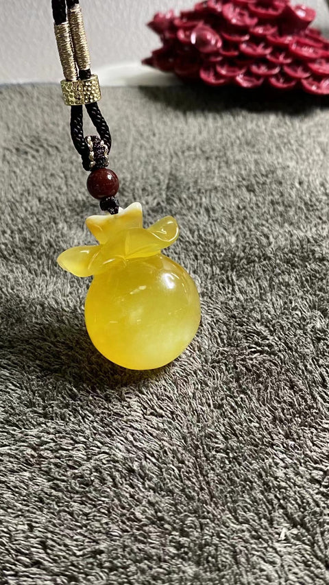Liontin Tas Uang Kuning Lilin Lebah Giok Kuba Alami Ukuran 33 * 23.5mm Gaya: Giok Bersih, Halus dan Hangat Sudah termasuk pajak pengiriman.