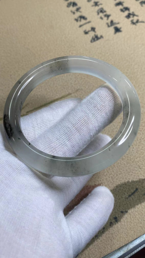 Gelang Es Batu Giok Cui Giok Abu-abu Ukuran 55-57mm Ukuran 56.1mm Lebar Sisi 10mm Batu giok terjadi secara alami Pola acak Pengiriman dan pajak sudah termasuk.