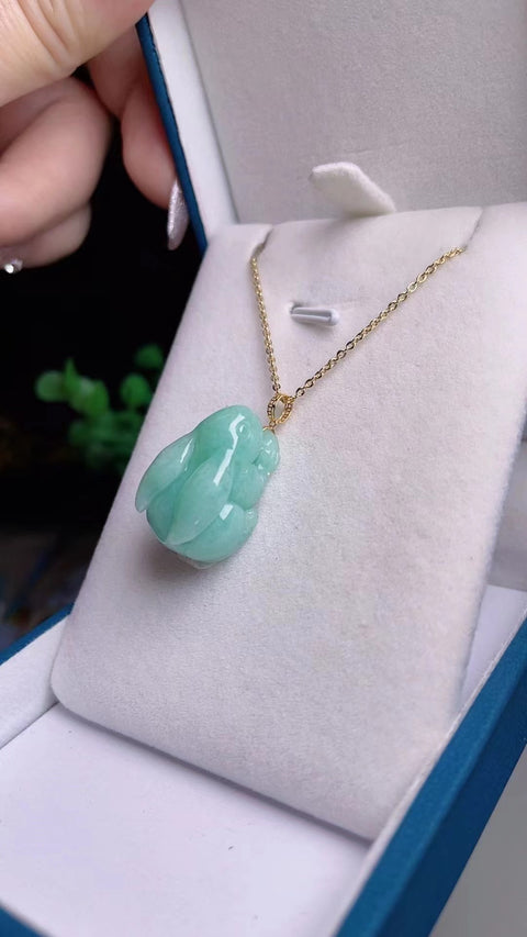 Kalung Kelinci dari batu giok alami&nbsp; Batu giok bersih, halus dan hangat, terbuat dari emas 18 karat, ukuran 2,2 * 1,5, gayanya sederhana dan murah hati, sudah termasuk biaya pengiriman dan pajak.