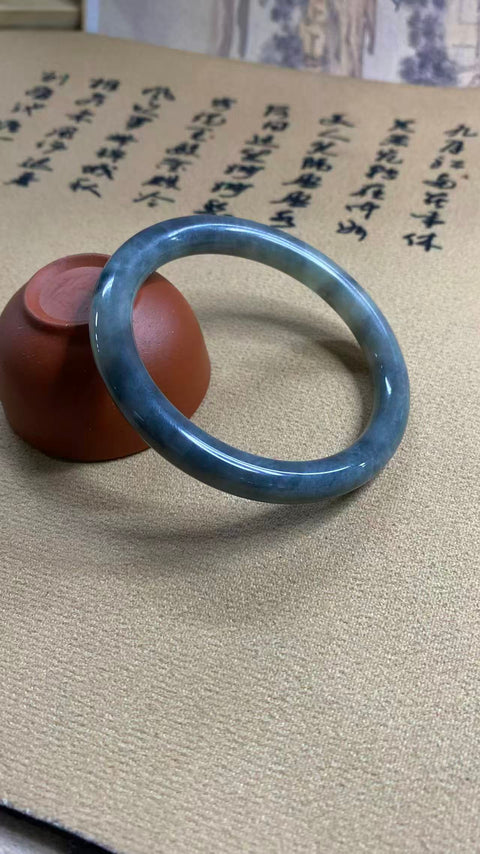 Gelang kecantikan warna ayam hitam giok Xiuyan yang indah, warna ayam hitam yang indah, diameter dalam 54,5mm, lebar samping: 8mm, batu alam dihasilkan secara alami, polanya acak, termasuk pajak pengiriman