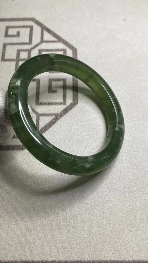 Gelang Hijau Penuh Giok Cui Giok Alami Ukuran 60-62mm Ukuran 61.4mm Ukuran 11.2mm Giok semuanya terjadi secara alami Pola acak termasuk pajak pengiriman