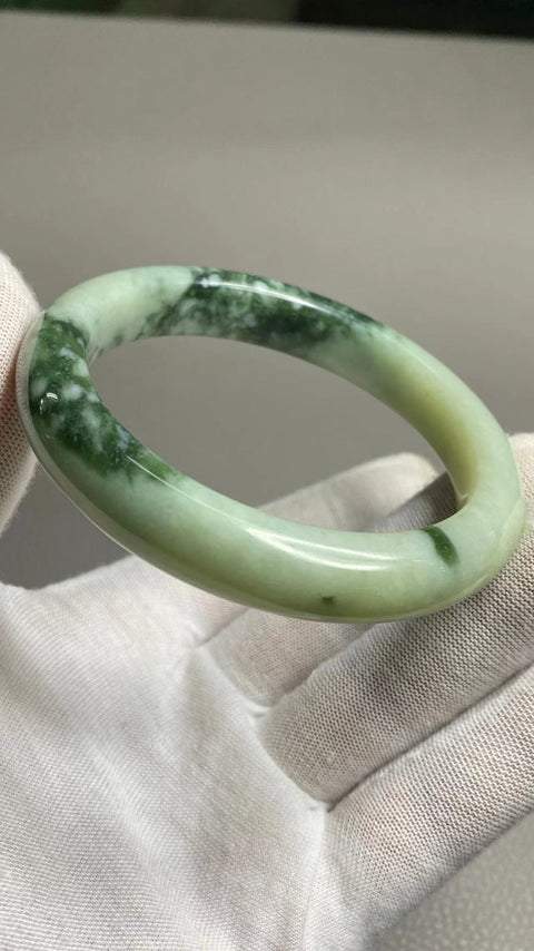 Gelang Cui Giok Minyak Cui Tua Ukuran 60-62mm Ukuran 61.2mm Lebar Sisi 12.4mm Giok terjadi secara alami Pola acak Pengiriman dan pajak sudah termasuk.