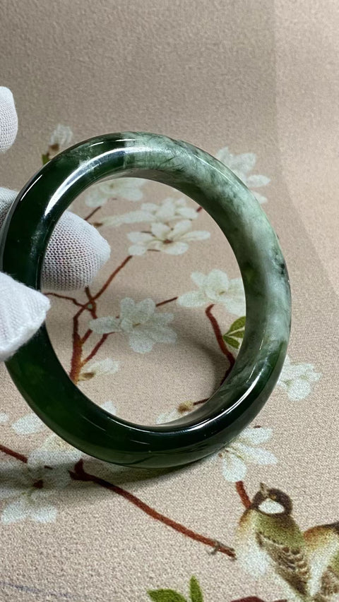 Gelang Bahan Giok Cui Alami 180 Ukuran 57-59mm Ukuran 58.1mm Lebar Sisi 12mm Batu giok terbentuk secara alami dan polanya acak Sudah termasuk ongkos kirim dan pajak.