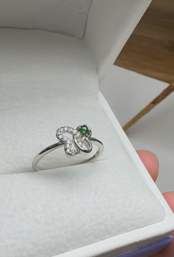 Cincin batu giok Guatemala alami yang terbuat dari perak 925. Batu gioknya bersih, halus, dan hangat.