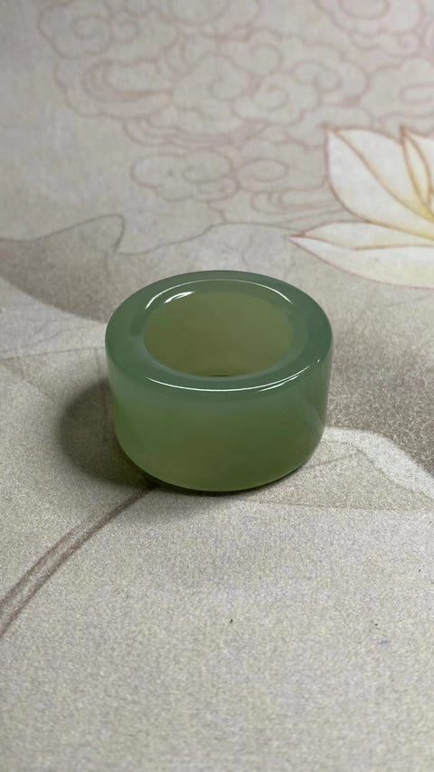 Kunci pas giok alami yang dibuat dengan indah berdiameter 22,8 mm dengan tinggi 19,8 mm, bersih, halus, dan hangat, sudah termasuk ongkos kirim dan pajak.