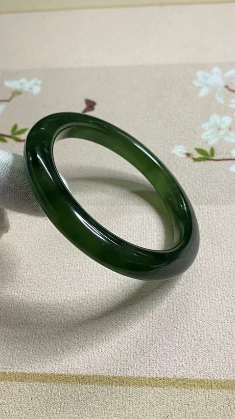 Gelang Bahan Natural Ciu Jade 180 Ukuran Gelang 56-58mm Ukuran 57.5mm Lebar Sisi 10.1mm Batu giok terbentuk secara alami Pola acak Pengiriman dan pajak sudah termasuk.
