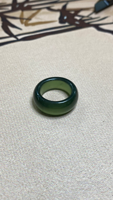 Harga jual kedua untuk cincin giok hijau yang indah, ukuran 16mm, sudah termasuk ongkos kirim dan pajak.
