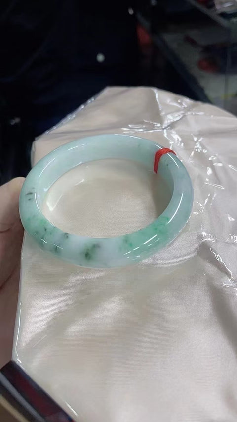 Gelang Jadeite Alami Bahan Pit Tua Gaya Bawah halus dan hangat Gaya Elegan dan elegan Ukuran 60mm Batu giok terjadi secara alami Pola acak Termasuk pajak pengiriman.