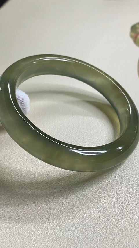 Gelang Es Giok Cui Giok Abu-abu Ukuran 60-62mm Ukuran 61.5mm Lebar Sisi 12.3mm Giok ini terjadi secara alami Pola-polanya acak Termasuk ongkos kirim dan pajak.