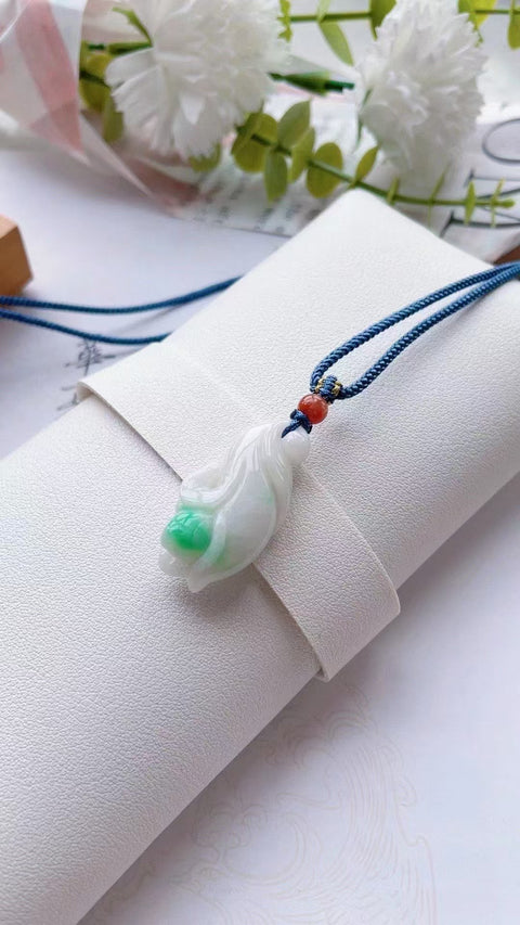 Liontin Anggrek Jadeite Alami Ukuran 3.3 * 1.6cm Batu giok bersih, halus dan hangat dengan pola yang indah sudah termasuk pajak pengiriman.