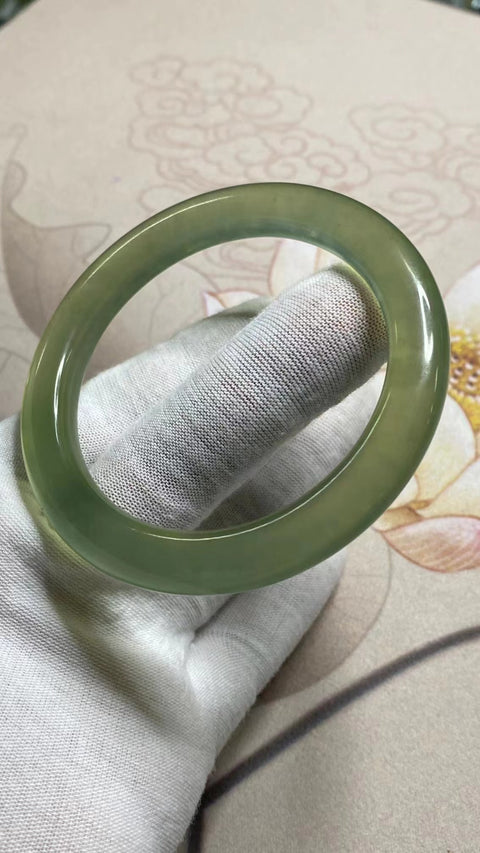 Gelang Tembus Es Giok Cui Giok Alami Ukuran 58-60mm Ukuran 59.2mm Lebar Sisi 9.8mm Giok ini terbentuk secara alami dan polanya acak Sudah termasuk pajak pengiriman.