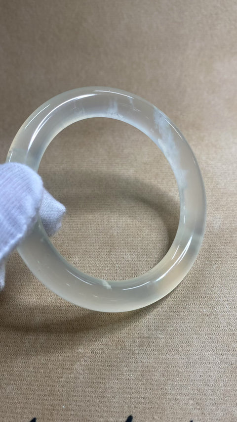 Gelang giok Xiuyan tipe es yang indah – Gelang Badai Salju, dingin dan tembus pandang, Diameter 56,2 mm, lebar tepi 9,5 mm, Semua Batu Terbentuk Secara Alami. Gratis Ongkos Kirim Dan Pajak.